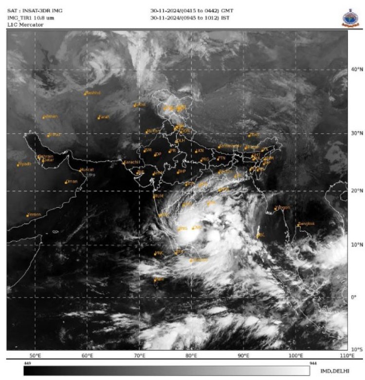 तमिलनाडु के तट से टकराया चक्रवाती तूफान फेंगल, भारी बारिश व तेज हवा जारी