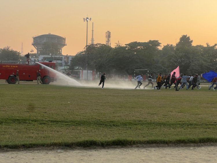 वाराणसी: बलवा ड्रिल में पुलिस कर्मियों ने दागे आंसू गैस के गोले,दंगा नियत्रण के गुर सीखे