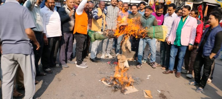 व्यापार मंडल ने किया हिंदुओं पर हो रहे अत्याचार के विरोध में पुतला दहन