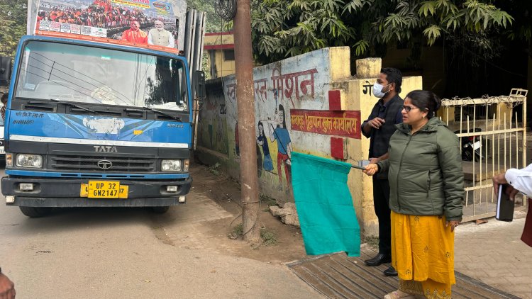 महाकुंभ जागरूकता: जिलाधिकारी ने दो एलईडी प्रचार वाहनों को दिखाई हरी झंडी