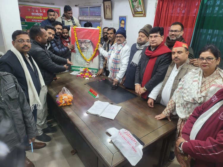 लोकबंधु राज नारायण की 38वीं पुण्यतिथि पर सपाइयों ने दी पुष्पांजलि