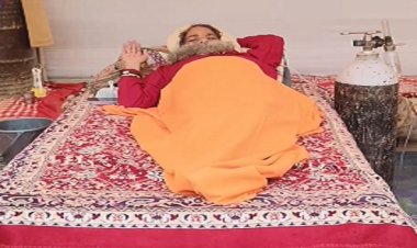 महाकुंभ क्षेत्र पहुंचे आह्वान अखाड़े के संत इंद्र गिरी महाराज, आक्सीजन सिलेंडर से ले रहे सांस
