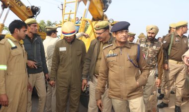 बेकाबू ट्रक बाइकों पर पलटा, मां-बेटे समेत तीन की मौत