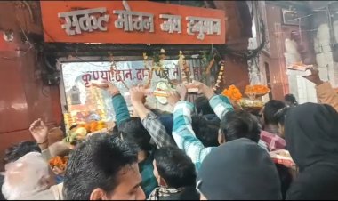 नववर्ष पर रात में जश्न, सुबह मंदिरों में आस्था पर रहे लीन