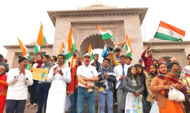वाराणसी: मां गंगा की आराधना कर मांगा विकसित भारत का आशीर्वाद