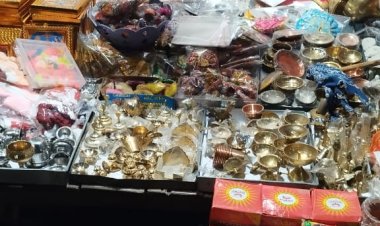 महाकुम्भ के पहले संगम क्षेत्र में सज रही पूजन सामग्री की दुकानें