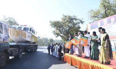 गांधीनगर से प्रयागराज के लिए वाॅटर एम्बुलेंस रवाना, सीएम ने दिखाई हरी झंडी