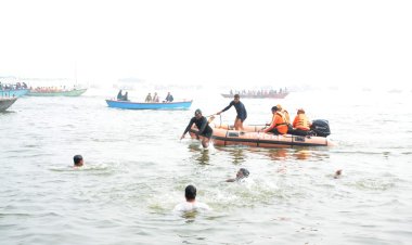 वाराणसी: महाकुंभ के पहले एनडीआरएफ ने ललिता घाट पर किया मॉक अभ्यास
