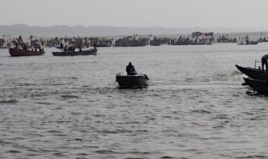 घने कोहरे के बीच मणिकर्णिका चक्र पुष्करणी कुंड में चला स्वच्छता अभियान