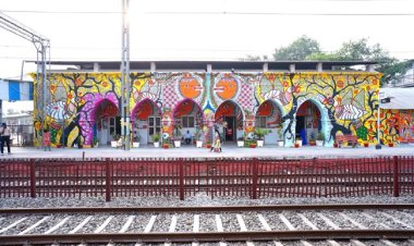 महाकुम्भ : अद्भुत कलाकृतियों से सजे प्रयागराज के रेलवे स्टेशन 