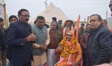 महाकुम्भ मेला क्षेत्र में हिन्दुस्थान समाचार न्यूज एजेन्सी कार्यालय का उद्घाटन करते चेयरमैन