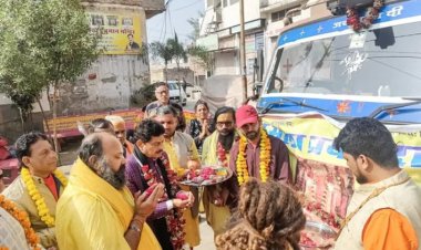 श्री सिद्धेश्वर हनुमान मंदिर से राशन सामग्री का ट्रक प्रयागराज रवाना
