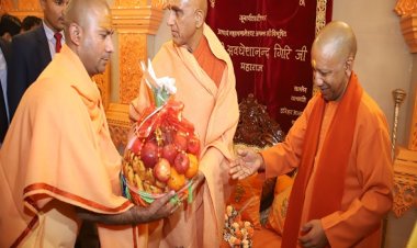 स्वामी अवधेशानंद ने किया सीएम योगी का सम्मान, प्रसाद भी कराया ग्रहण