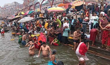 पौष पूर्णिमा पर वाराणसी में श्रद्धालुओं ने पवित्र गंगा में लगाई आस्था की डुबकी