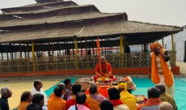 महाकुंभ पहुँचे तृणमूल विधायक अभिजीत सिन्हा,स्वामी अधोक्षजानंद से ​लिया आशीर्वाद