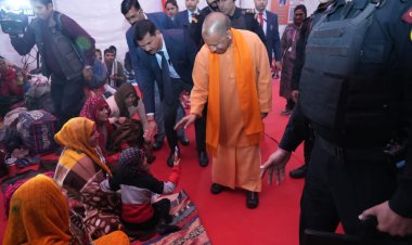 शेल्टर होम में मुख्यमंत्री का दिखा संवेदनशील चेहरा,बच्चों पर लुटाया प्यार,दी टाफी