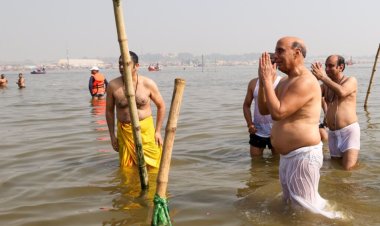 प्रयागराज महाकुंभ पहुंचे राजनाथ सिंह ने संगम में लगाई डुबकी