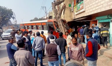 महाकुंभ:वाराणसी लौट रही बस पेड़ से टकराई, एक महिला की मौत व चार घायल