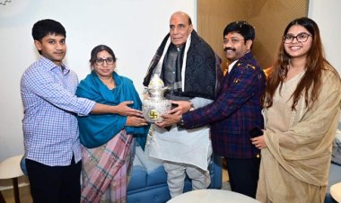 केन्द्रीय रक्षा मंत्री राजनाथ सिंह पहुंचे मंत्री नन्दी के घर