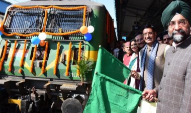 रांची से प्रयागराज महाकुंभ के लिए स्पेशल ट्रेन शुरू, रक्षा राज्य मंत्री ने दिखाई हरी झंडी