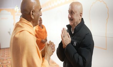 महाकुम्भ : सुप्रसिद्ध अभिनेता अनुपम खेर पहुंचे प्रभु प्रेमी संघ शिविर