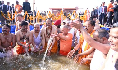 मंत्रिमंडल के साथ त्रिवेणी संगम में डुबकी लगा मुख्यमंत्री योगी ने की लोक कल्याण की कामना