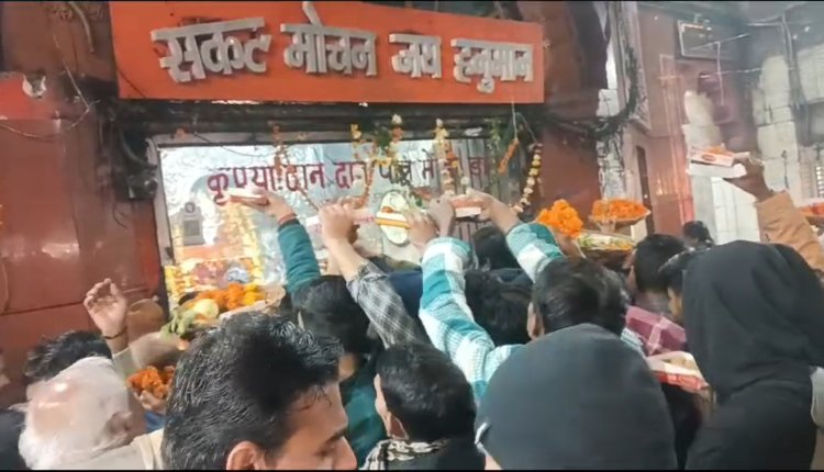 नववर्ष पर रात में जश्न, सुबह मंदिरों में आस्था पर रहे लीन