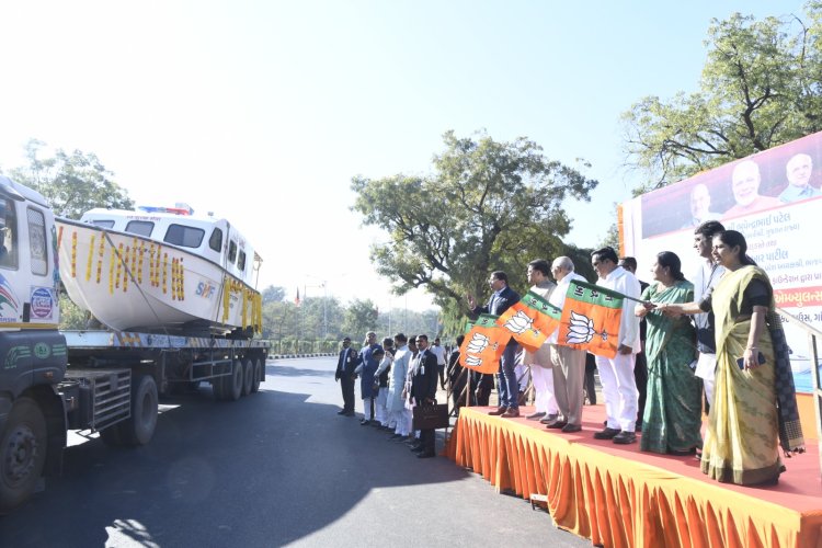 गांधीनगर से प्रयागराज के लिए वाॅटर एम्बुलेंस रवाना, सीएम ने दिखाई हरी झंडी