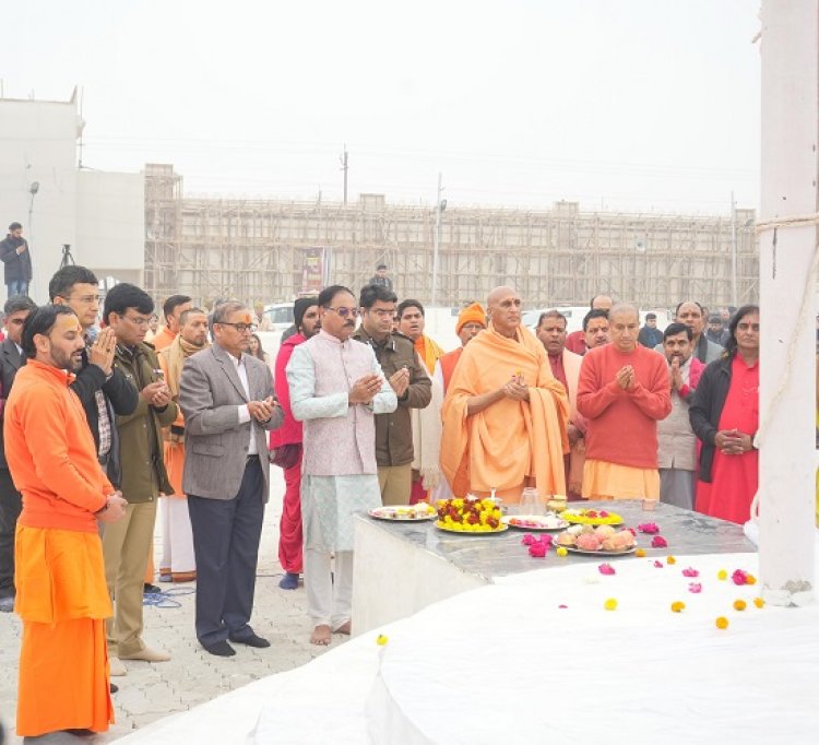 प्रभु प्रेमी संघ शिविर में हुआ ध्वजारोहण, स्वामी अवधेशानन्द महाकुंभ में सुनाएंगे श्रीमद्भागवत कथा