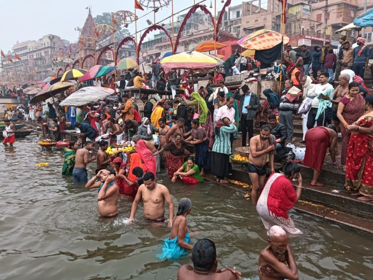 पौष पूर्णिमा पर वाराणसी में श्रद्धालुओं ने पवित्र गंगा में लगाई आस्था की डुबकी