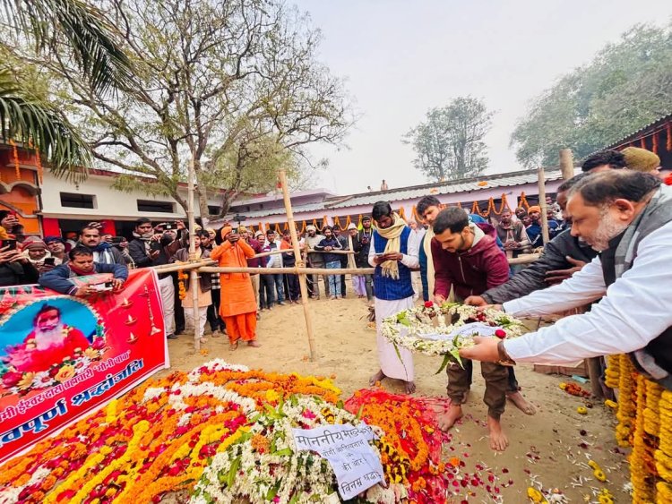 प्रख्यात संत मौनी बाबा के अंतिम दर्शन को उमड़े लाखों श्रद्धालु 