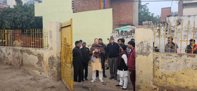 वाराणसी : प्रभारी मंत्री सुरेश खन्ना पहुंचे कांशीराम आवास,गंदगी देख भड़के