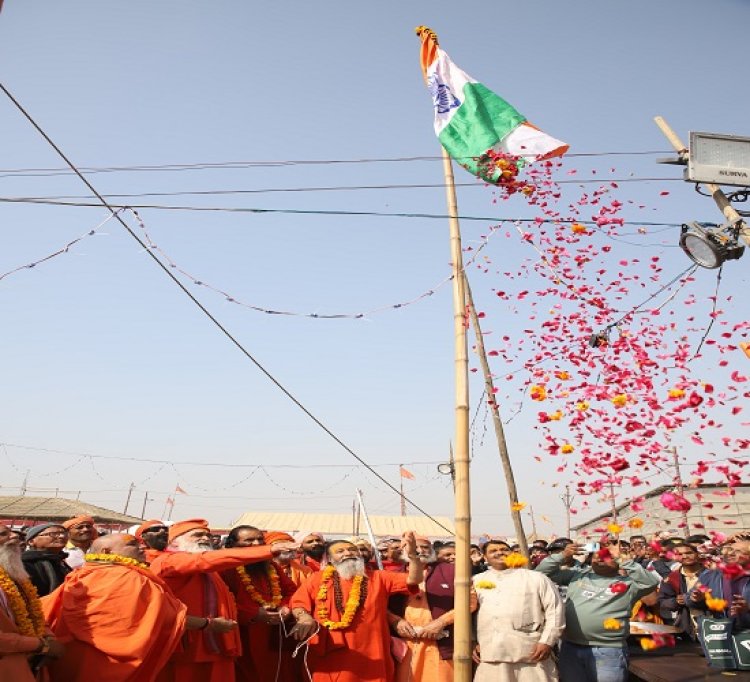 महाकुम्भ क्षेत्र में अखिल भारतीय अखाड़ा परिषद के अध्यक्ष रविन्द्र पुरी ने किया ध्वजारोहण