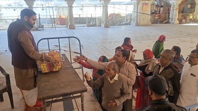 गोविंद देवजी मंदिर में वितरित हुआ प्रयागराज कुंभ का जल