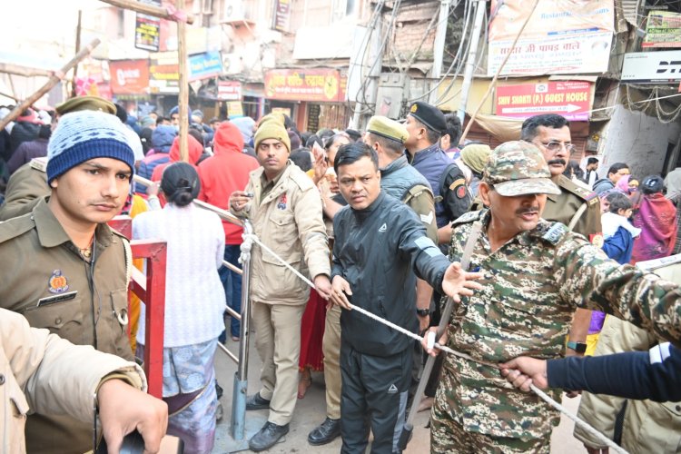 महाकुंभ: श्रद्धालुओं का पलट प्रवाह काशी में, इंटर तक के विद्यालय बंद व ऑनलाइन पढ़ाई