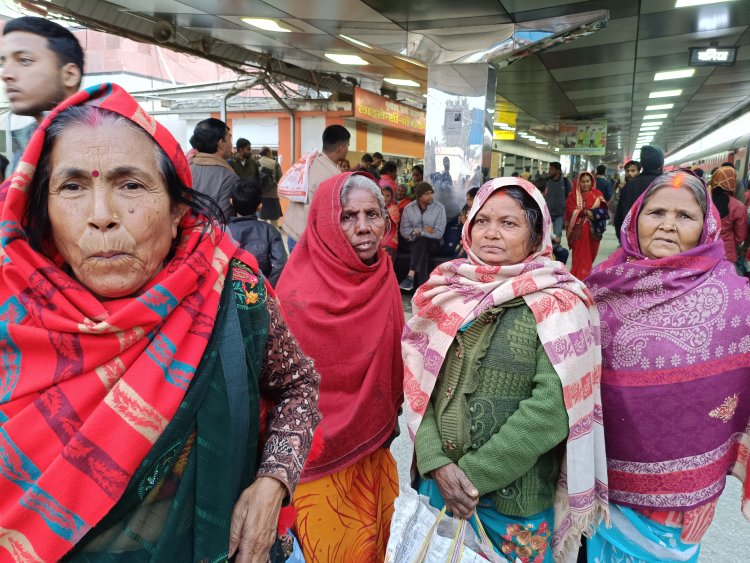  श्रद्धालु बाेले, महाकुम्भ में गरीबी मिटाने नहीं अपनी आस्थावश जा रहे 