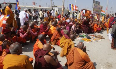 महाकुम्भ में पहली बार दुनिया के कई देशों के बौद्ध भिक्षुओं ने लगाई संगम में डुबकी