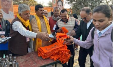 सहकार भारती ने महाकुम्भ में थाली व थैला का वितरण किया