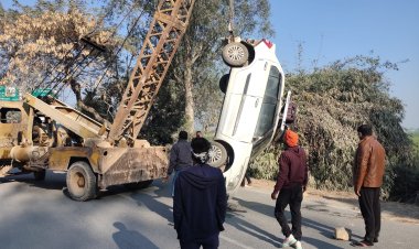 तेज रफ्तार कार खाई में पलटी, बाल-बाल बचे श्रद्धालु