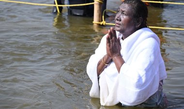 राष्ट्रपति द्रौपदी मुर्मु ने संगम में लगायी आस्था की डुबकी, मां गंगा से की देशवासियों के सुख और शांति की प्रार्थना