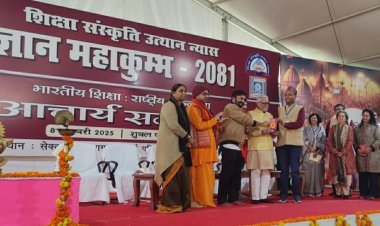 सुपर 30 के संस्थापक आंनद ने शिक्षक  को किया सम्मानित 