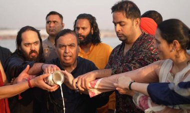 महाकुम्भ : अंबानी की चार पीढ़ियों ने महाकुंभ में अमृत स्नान कर संतों का लिया आशीर्वाद, सफाई कर्मियों की भी ली सुध