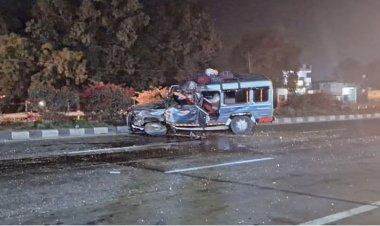 महाराष्ट्र के तीर्थयात्रियों से भरी क्रूजर खड़ी ट्रक से टकराई,आठ यात्री घायल