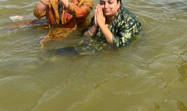 महाकुम्भ : बलरामपुर की जिला पंचायत अध्यक्ष ने किया पवित्र स्नान