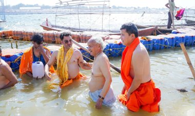 महाकुम्भ: महाराष्ट्र के पूर्व राज्यपाल भगत सिंह कोश्यारी ने किया पवित्र स्नान