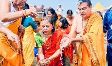 महाकुम्भ ः माँ गंगा से समस्त देशवासियों के आरोग्य एवं सुख-समृद्धि की प्रार्थना की : नितिन गडकरी 