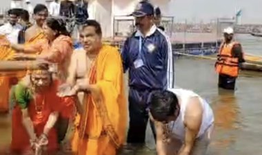 महाकुम्भ : केंद्रीय मंत्री नितिन गडकरी ने संगम में लगाई डुबकी 