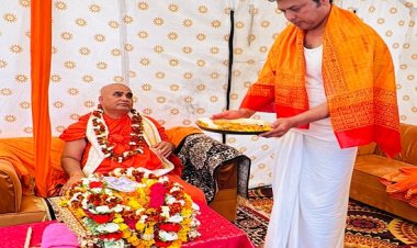 त्रिपुरा के पूर्व मुख्यमंत्री बिप्लब कुमार देव ने स्वामी अधोक्षजानन्द से लिया आशीर्वाद