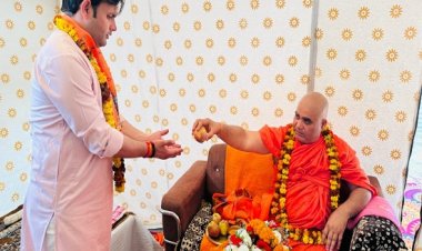 श्री गोवर्धन मठ पुरी पीठ के शंकराचार्य शिविर में पहुंचे हरियाणा के मंत्री गौरव गौतम