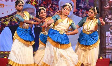 महाकुम्भ मेला क्षेत्र में बने कलाग्राम में आयोजित सांस्कृतिक कार्यक्रम में प्रसिद्ध नृत्यांगना जया प्रभा मेनन एवं दल ने शास्त्रीय नृत्य मोहिनी अट्टम का किया मंचन।